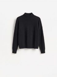 Sweter z obniżoną linią ramion - czarny. Czarne swetry damskie Reserved, l, bez wzorów, z dzianiny, bez kołnierzyka, bez ramiączek, bez kaptura. Za 119.99 zł.