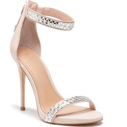 Sandały GUESS - Thadde FL6THD ESU03 BLUSH. Czerwone klapki damskie Guess, z aplikacjami, z materiału, bez obcasa, na obcasie, bez zapięcia. W wyprzedaży za 589.00 zł.