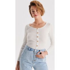 Prążkowana bluzka z guzikami - Kremowy. Bluzki damskie Cropp. Za 59.99 zł.