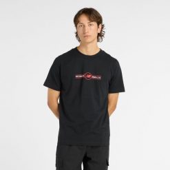 Koszulka męska New Balance MT6148SVBK – czarna. Czarne koszulki sportowe męskie New Balance, m, z aplikacjami, z dresówki, bez kołnierzyka, bez ramiączek. Za 109.99 zł.