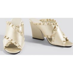 NA-KD Shoes Klapki mule z falbanką - Beige,Nude. Brązowe klapki damskie NA-KD Shoes, w paski, z materiału. W wyprzedaży za 113.37 zł.