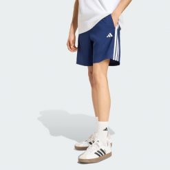 Szorty z tkaniny Essentials 3-Stripes Chelsea Lite. Białe szorty męskie Adidas, s, bez wzorów, z materiału, klasyczne. Za 119.00 zł.