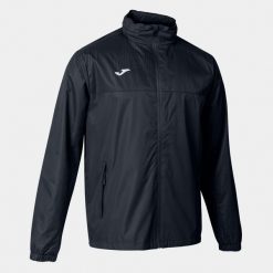 Kurtka do piłki nożnej dla chłopców Joma Montreal przeciwdeszczowa. Czarne kurtki i płaszcze dla chłopców Joma, bez wzorów, sportowe, bez kaptura. W wyprzedaży za 179.35 zł.