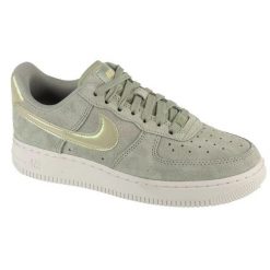 Buty Nike Air Force 1 07 Se W HJ4401-300 zielone. Zielone obuwie sportowe damskie bez wzorów, z gumy, do koszykówki, Nike Air Force. Za 673.14 zł.