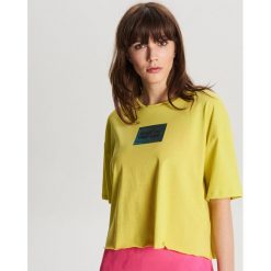 Koszulka z błyszczącą aplikacją - Zielony. T-shirty damskie Cropp. Za 39.99 zł.