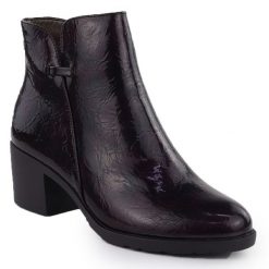 Botki lakierowane na klocku damskie burgund M.Daszyński SA128-61. Czerwone botki damskie M.Daszyński, z lakierowanej skóry, eleganckie, bez obcasa, bez zapięcia. Za 179.99 zł.