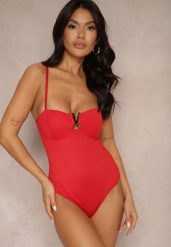 Czerwone Body z Metalową Ozdobą Areos. Czerwone bluzki damskie Renee, m, z aplikacjami, bez kołnierzyka, bez ramiączek. Za 29.99 zł.