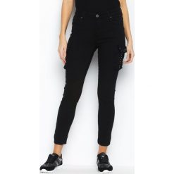 Czarne Spodnie Cargo Fashion. Spodnie materiałowe damskie marki Born2be. Za 64.99 zł.