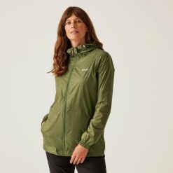 Kurtka trekkingowa damska Pack It Jacket III kieszonkowa przeciwdeszczowa. Zielone kurtki sportowe damskie Regatta, bez wzorów, z softshellu, bez kaptura, trekkingowe. Za 139.99 zł.