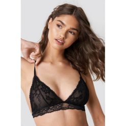 NA-KD Lingerie Trójkątny biustonosz z kwiatową koronką - Black. Czarne biustonosze NA-KD Lingerie, z haftami, z koronki. Za 72.95 zł.