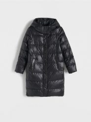 Płaszcz z naturalnym puchem - czarny. Czarne kurtki damskie Reserved, l, bez wzorów, z puchu, bez kaptura. W wyprzedaży za 229.99 zł.