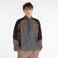 Kurtka męska New Balance MO53206EAS – brązowa. Brązowe kurtki męskie New Balance, l, bez wzorów, z materiału, sportowe, bez kaptura. Za 559.99 zł.
