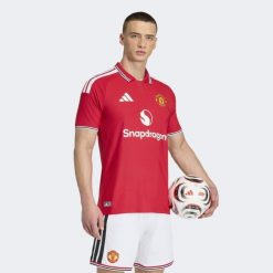 Koszulka podstawowa Manchester United 26/27 Authentic. Czerwone koszulki polo męskie Adidas, xs, bez wzorów, z dzianiny, bez ramiączek. Za 649.00 zł.