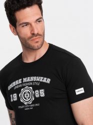 Ombre T-shirt męski z nadrukiem w stylu college czarny V2 OM-TSPT-0137 XL. Czarne t-shirty męskie Ombre, m, bez wzorów, bez kołnierzyka. Za 49.99 zł.