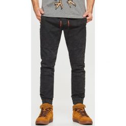Jeansy SLIM JOGGER - Czarny. Jeansy męskie marki Cropp. W wyprzedaży za 99.99 zł.