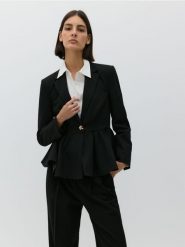 Taliowana marynarka z baskinką - czarny. Czarne żakiety damskie Reserved, l, bez wzorów, z tkaniny. W wyprzedaży za 199.99 zł.