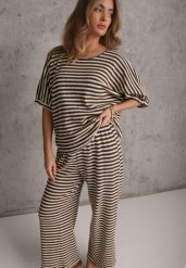 Beżowo-Brązowy Komplet Oversize Stylizowany na Dziergany T-shirt i Luźne Spodnie w Paski Relorin. Brązowe spodnie materiałowe dla dziewczynek Renee, bez wzorów, z dzianiny. Za 199.99 zł.
