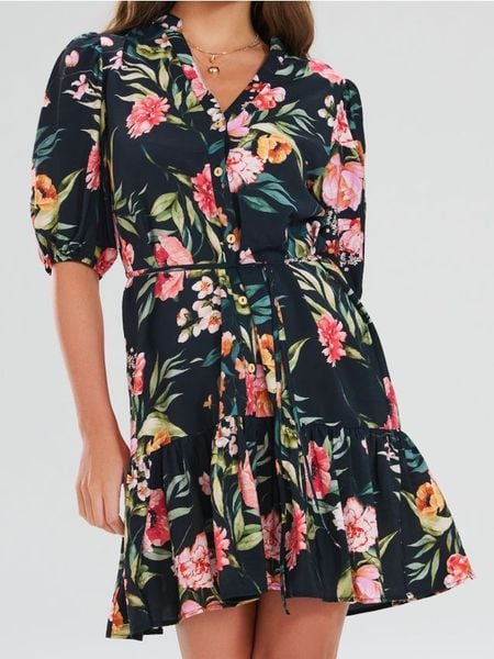 Rozkloszowana sukienka ze wzorem - wielobarwny. Sukienki damskie Sinsay, l, bez wzorów, bez kołnierzyka, bez ramiączek, rozkloszowane. Za 49.99 zł.