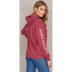 NA-KD Bluza z kapturem Coming Soon - Red. Bluzy damskie marki NA-KD. Za 181.95 zł.