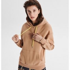 Bluza hoodie z napisem - Brązowy. Bluzy damskie marki Cropp. W wyprzedaży za 49.99 zł.