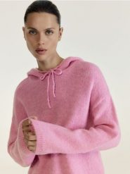 Sweter z kapturem z wełną - różowy. Czerwone swetry damskie Reserved, l, bez wzorów, z dzianiny, bez kołnierzyka, bez ramiączek, z kapturem. Za 179.99 zł.