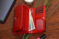 Damski skórzany portfel duży poziomy na suwak RFiD czerwony BELTIMORE 042. Czerwone portfele damskie bez wzorów. Za 71.40 zł.