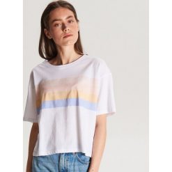 Koszulka z pastelowym nadrukiem - Biały. T-shirty damskie marki Cropp. Za 39.99 zł.
