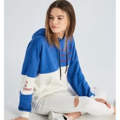 Bluza z kapturem w bloki kolorów - Niebieski. Bluzy damskie marki Sinsay. Za 59.99 zł.