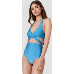 Hannalicious x NA-KD Kostium kąpielowy z wycięciami - Blue. Niebieskie kostiumy jednoczęściowe damskie Hannalicious x NA-KD. W wyprzedaży za 30.29 zł.