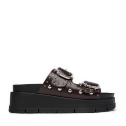 Klapki DeeZee. Brązowe klapki damskie DeeZee, bez wzorów, bez obcasa. Za 159.99 zł.