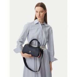 Torebka Tommy Hilfiger. Niebieskie torebki do ręki damskie Tommy Hilfiger, bez wzorów, klasyczne, bez dodatków. Za 489.99 zł.