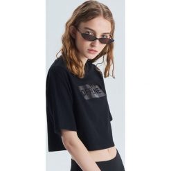Krótka koszulka oversize - Czarny. T-shirty damskie Cropp. Za 39.99 zł.