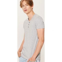 Gładki t-shirt z guzikami - Szary. T-shirty męskie marki House. W wyprzedaży za 19.99 zł.