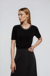 Sweter z ozdobnym dekoltem czarny. Czarne swetry damskie MOODO, l, bez wzorów, z poliamidu, bez kołnierzyka, bez ramiączek, bez kaptura. Za 119.99 zł.