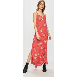 Jacqueline de Yong - Sukienka. Czerwone sukienki damskie Jacqueline de Yong, bez wzorów, z dzianiny, casualowe, bez kołnierzyka, bez ramiączek. W wyprzedaży za 59.90 zł.