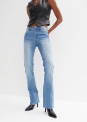 Dżinsy z rozkloszowanymi nogawkami, mid waist, ze stretchem. Niebieskie jeansy damskie bonprix. Za 119.99 zł.