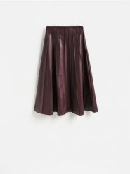 Spódnica z imitacji skóry - bordowy. Czerwone spódnice damskie Reserved, l, bez wzorów, ze skóry, rozkloszowane. Za 159.99 zł.