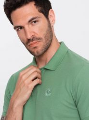 Ombre Męska jednokolorowa koszulka polo BASIC z dzianiny pique - zielona V11 OM-POBS-0100 S. Zielone koszulki polo męskie Ombre, m, bez wzorów, z dzianiny, bez ramiączek. Za 79.99 zł.