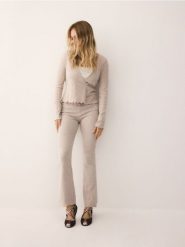 Strukturalne spodnie - beżowy. Brązowe spodnie materiałowe damskie Reserved, l, bez wzorów, z bawełny. Za 99.99 zł.