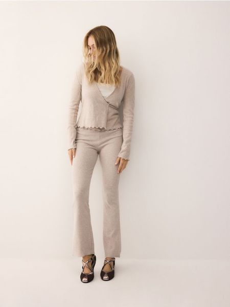 Strukturalne spodnie - beżowy. Brązowe spodnie materiałowe damskie Reserved, l, bez wzorów, z bawełny. Za 99.99 zł.