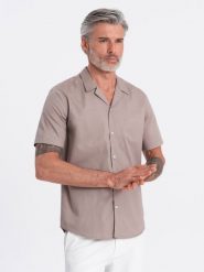 Koszula męska z krótkim rękawem i kubańskim kołnierzem - ciemnobeżowa V3 OM-SHSS-0168 - XL. Brązowe koszule męskie Ombre Clothing, na lato, l, bez wzorów, z bawełny, klasyczne, bez kołnierzyka, bez ramiączek. W wyprzedaży za 79.99 zł.