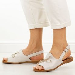 Białe skórzane płaskie sandały damskie Cambell 19387. Białe sandały damskie Cambell, bez wzorów, z jeansu, bez obcasa, na płaskiej podeszwie, bez zapięcia. Za 219.00 zł.