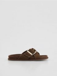 Zamszowe klapki z klamrami - ciemnobrązowy. Brązowe klapki damskie Reserved, bez wzorów, z zamszu, bez obcasa. Za 169.99 zł.