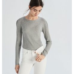 Prążkowany sweter basic - Jasny szar. Swetry damskie Sinsay. W wyprzedaży za 19.99 zł.