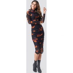 NA-KD Party Siateczkowa sukienka z marszczeniem - Multicolor. Sukienki damskie marki NA-KD Party. W wyprzedaży za 60.97 zł.