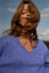 Sweter z dekoltem w serek niebieski. Niebieskie swetry damskie MOODO, l, bez wzorów, z poliesteru, bez kołnierzyka, bez ramiączek, bez kaptura. Za 149.99 zł.