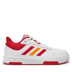 Sneakersy adidas. Białe półbuty chłopięce Adidas, bez wzorów, sportowe, bez zapięcia. Za 119.99 zł.