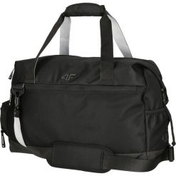Torba sportowa TPU200 - głęboka czerń. Torby sportowe męskie 4f, bez wzorów. W wyprzedaży za 79.99 zł.