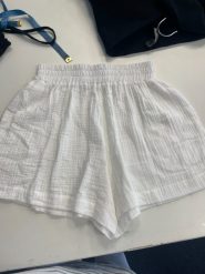 Krótkie spodenki zmuślinu w kolorze ECRU - CANO-XL. Szorty damskie Marsala, xl, bez wzorów, z bawełny, klasyczne. Za 159.90 zł.