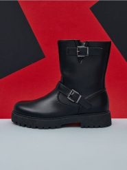 Botki - czarny. Czarne botki damskie Sinsay, z gumy, militarne, bez obcasa, bez zapięcia. W wyprzedaży za 49.99 zł.